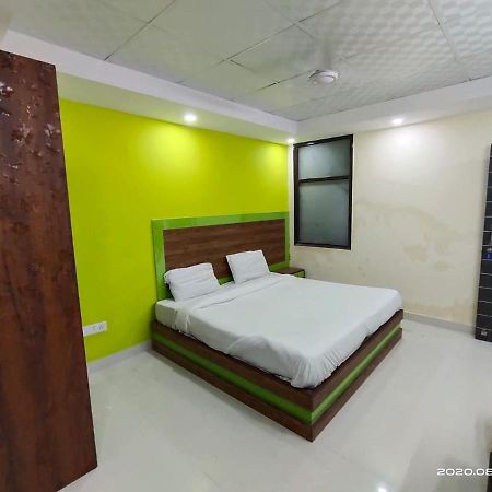 Hotel Royal Town Nuova Delhi Esterno foto